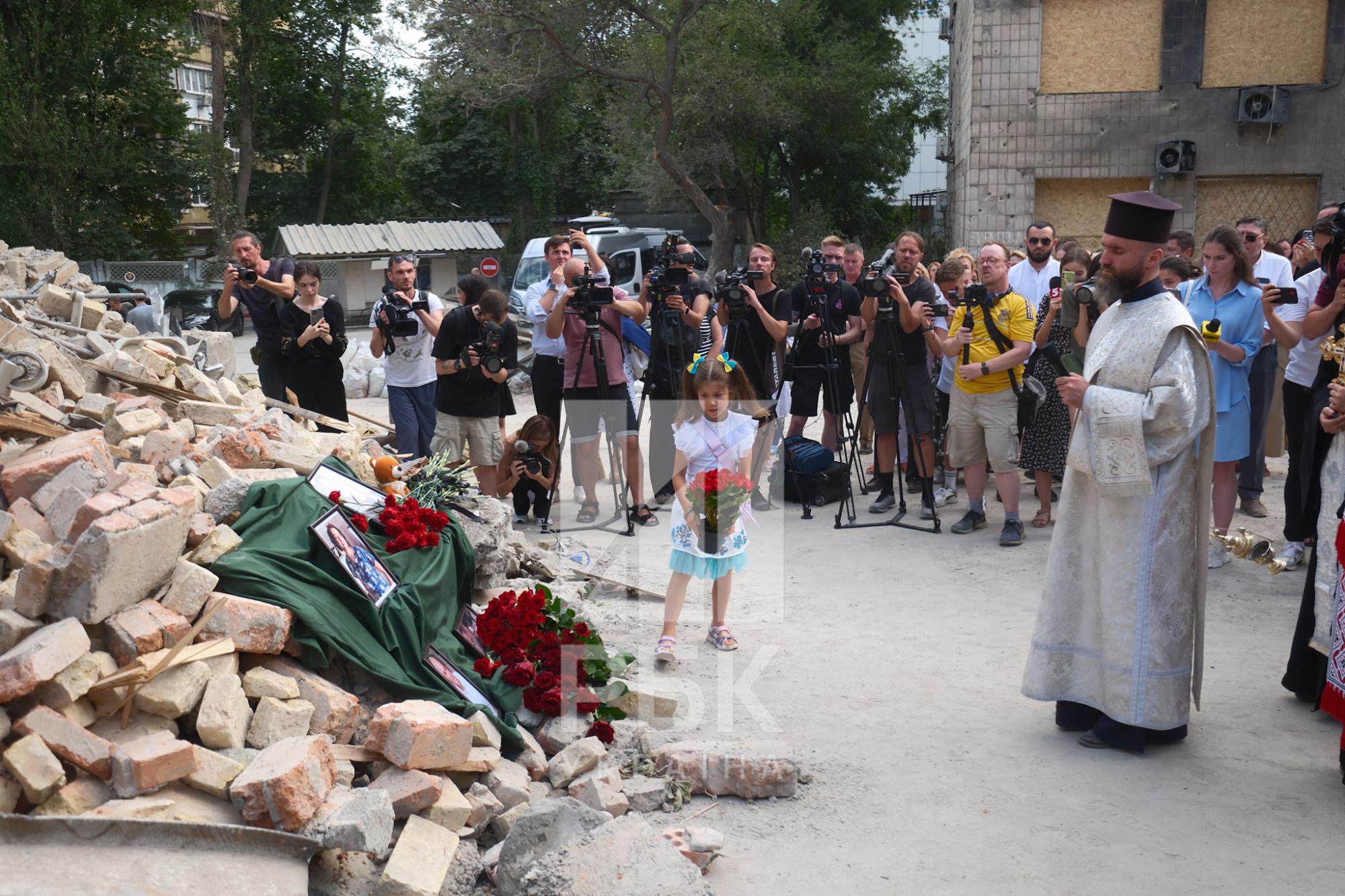 В память о жертвах. В "Охматдете" камерный оркестр исполнил "Реквием по погибшим": фото